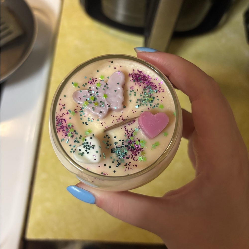 (1)
Handcrafted vanilla Scented glitter Candle with Pink and Cream Accents